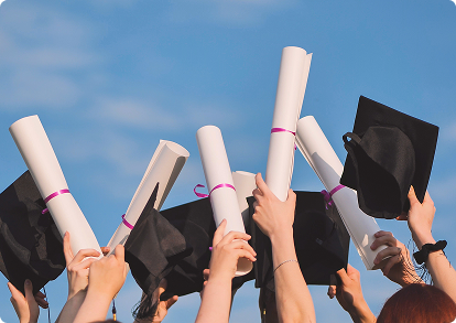 졸업장과 학사모 사진